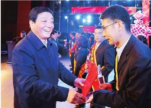 市委书记杨长亚为全市脱贫攻坚优秀第一书记、最美扶贫干部颁奖